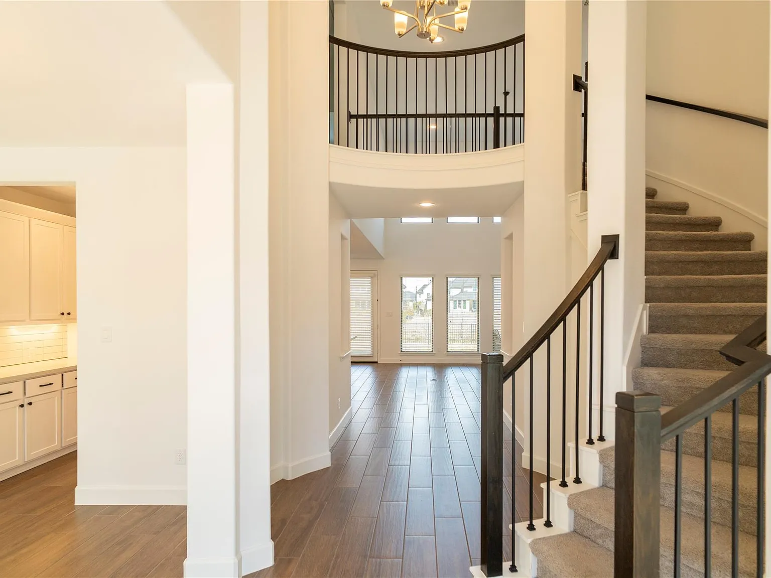 5 bed, 4.5 bath, 4048 sqft, $4,500 — Photo 2