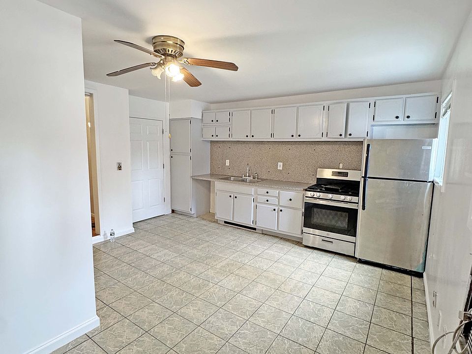 OPEN CONCEPT LIVING ROOM (UN-STAGED)