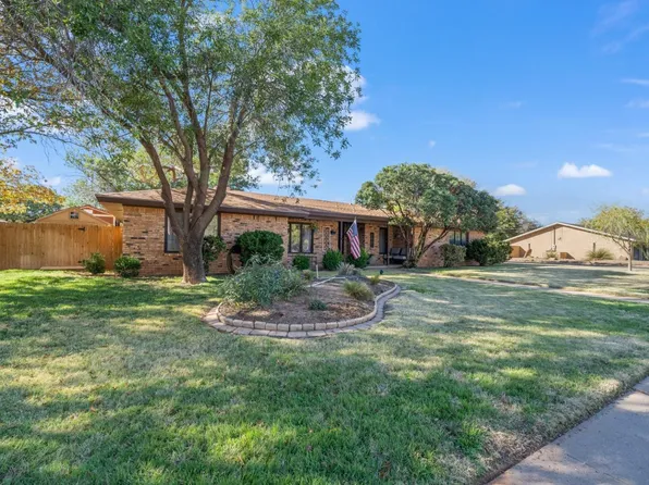 2102 Longhorn Dr, Levelland, TX 79336
