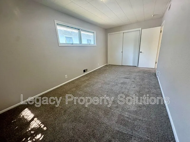 3 bed, 1.0 bath, 1324 sqft, $1,500 — Photo 2
