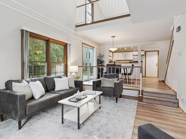 1652 Rosehill Cir, Lauderdale, MN 55108