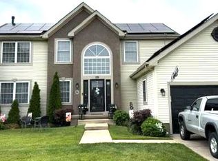 25 Red Gravel Cir, Sicklerville, NJ 08081