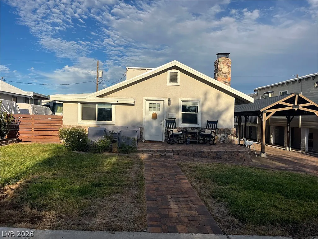 3 bed, 2.0 bath, 1305 sqft, $2,300 — Photo 1