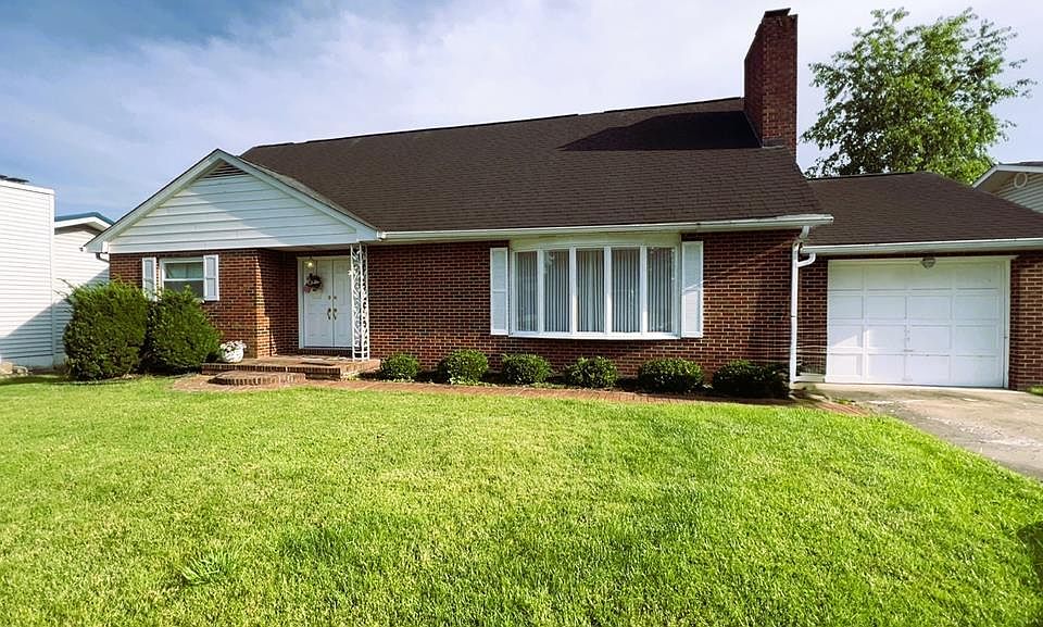 1st image of 1925 Oakridge Dr
