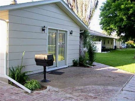 Large Patio w/ Grill