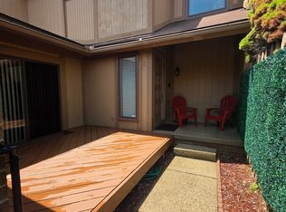 6220 Andrea Ln, West Bloomfield, MI 48322