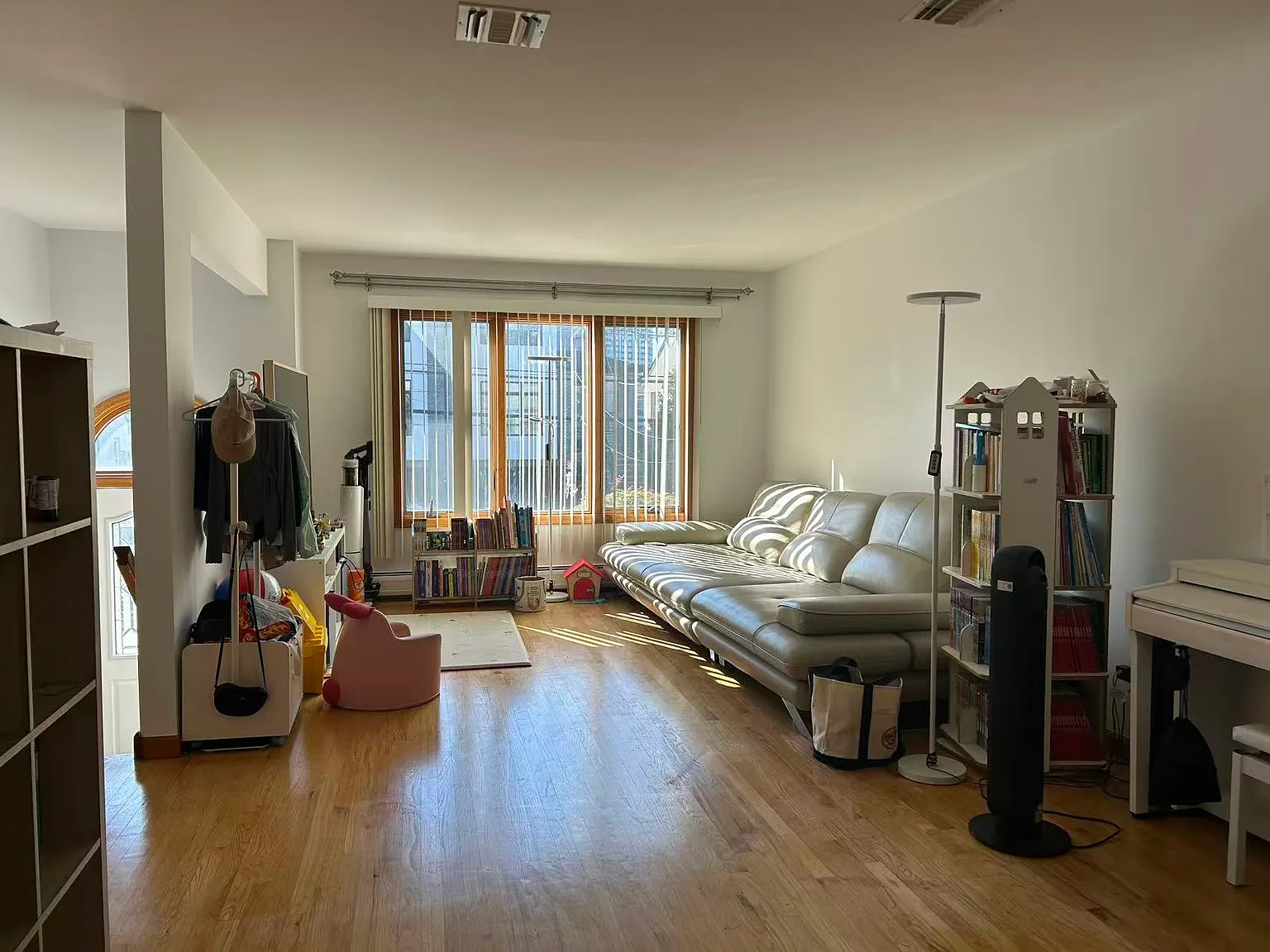 4 bed, 3.5 bath, $4,500 — Photo 2