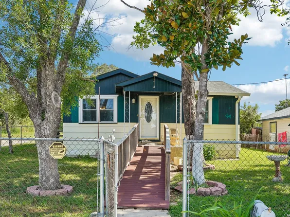 619 WEBB AVE, Devine, TX 78016