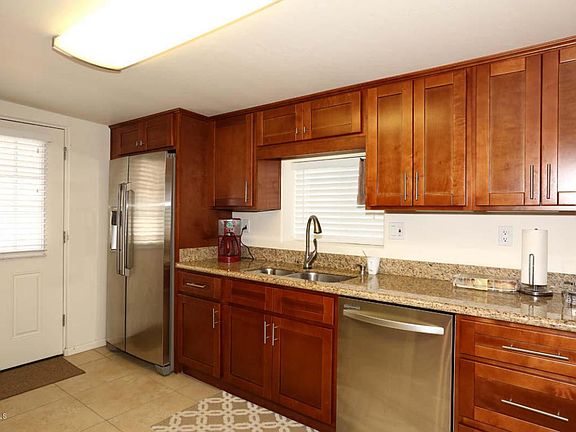 3rd image of 3139 E Grovers Ave