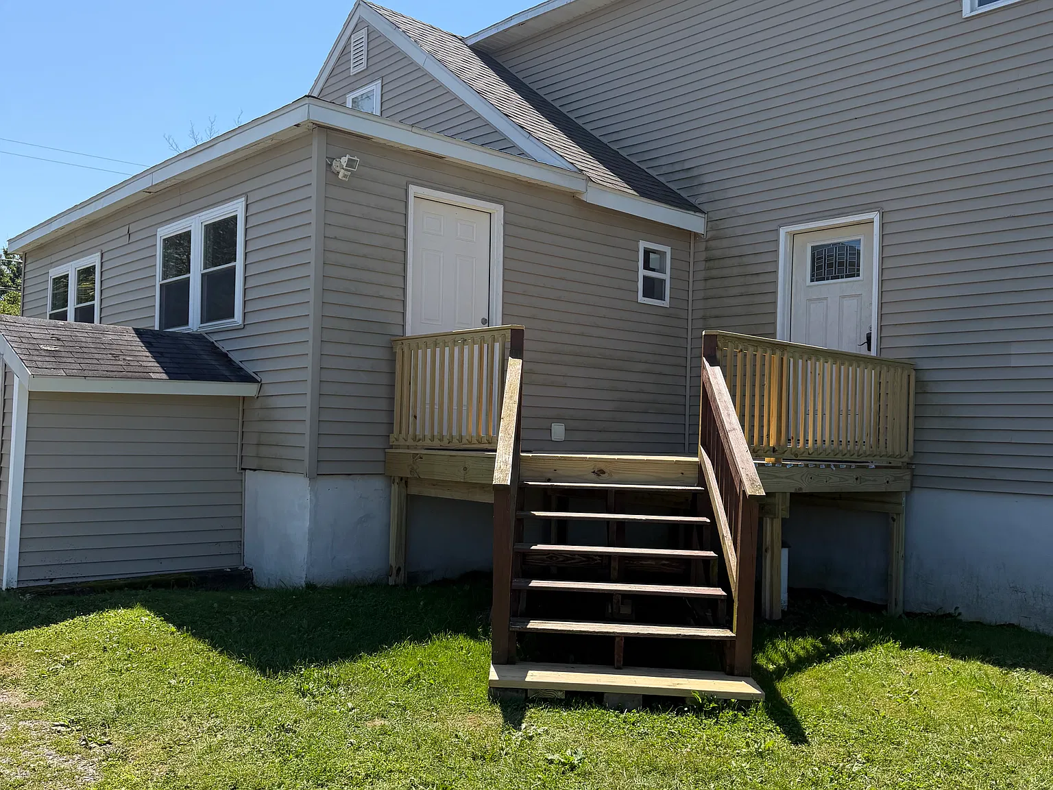 5 bed, 2.5 bath, 1500 sqft, $2,500 — Photo 2