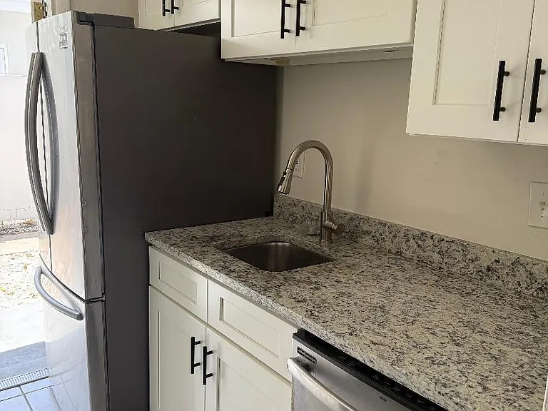 1913 NE 2nd St #1 — Photo 3