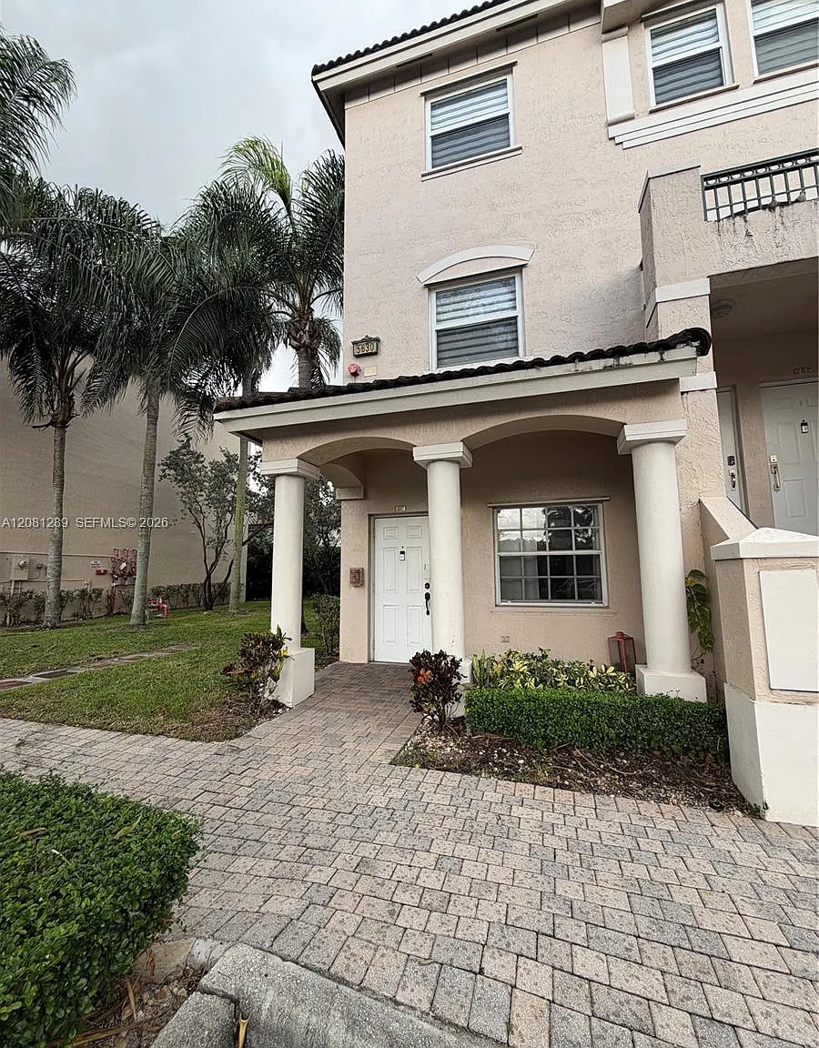 Las Brisas At Doral Condo — Photo 3