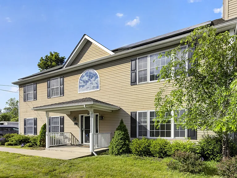 19 Hilltop Pl — Photo 2