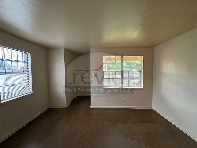 2412 Charjean — Photo 4