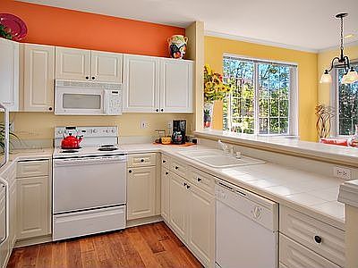 Kitchen with lots of storage & natural light