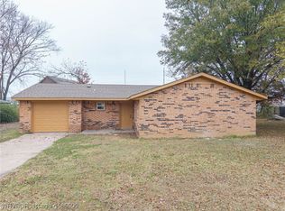 1009 SE 10th St, Muldrow, OK 74948
