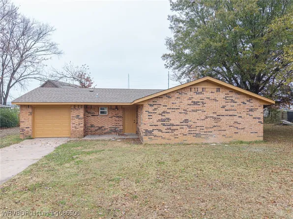 1009 SE 10th St, Muldrow, OK 74948