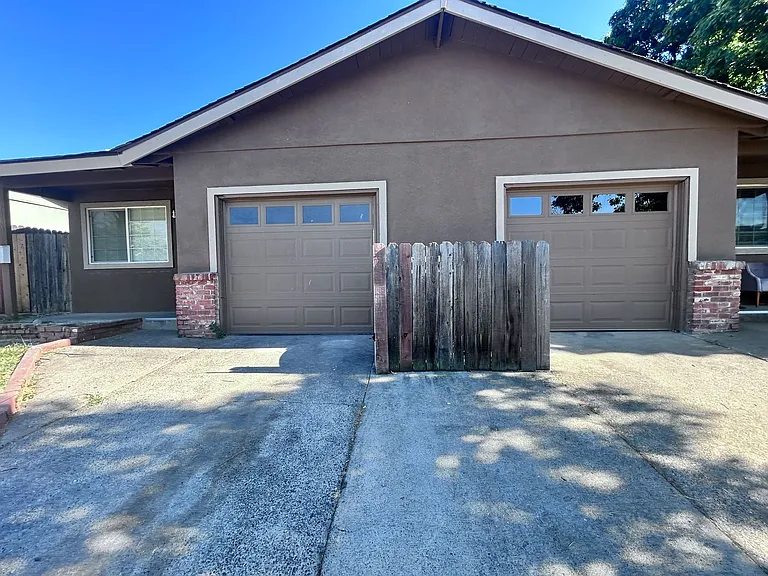 208 Talisman Dr — Photo 1