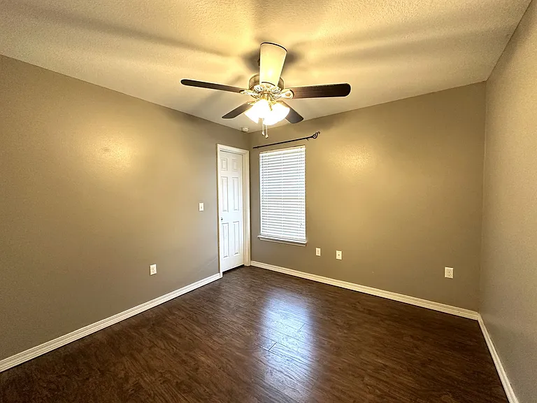 417 Eisenhower Dr — Photo 17