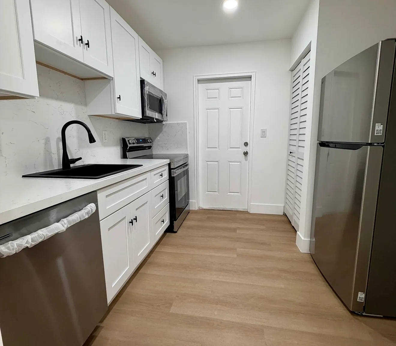 2 bed, 650 sqft, $2,400 — Photo 2