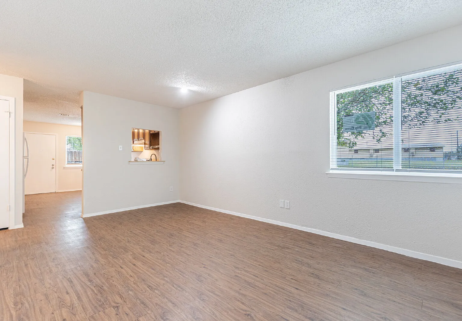 2 bed, 1.0 bath, 1905 sqft, $1,395 — Photo 4