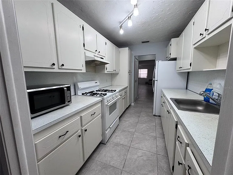 100 El Camino Dr #111 — Photo 14