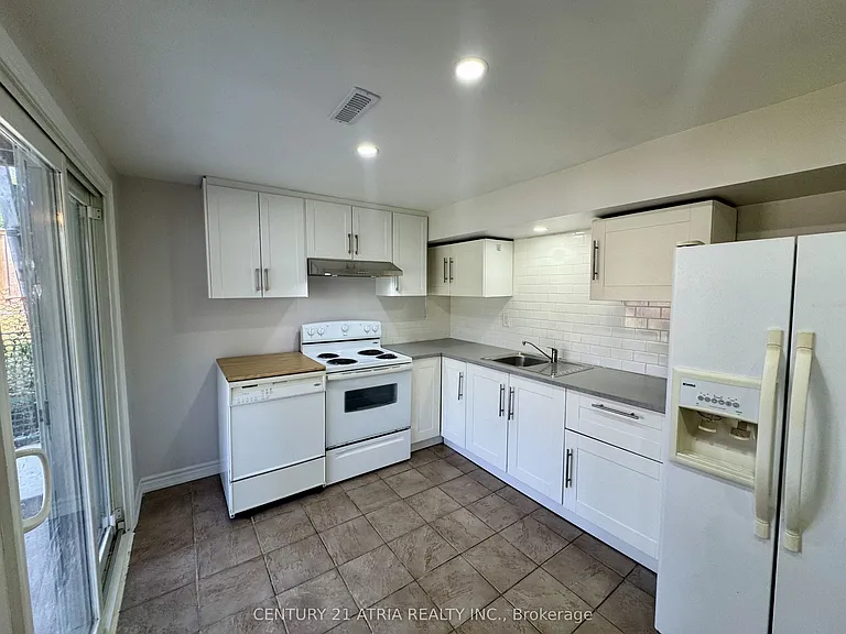 6 Woodward Cres #BASEMENT — Photo 2