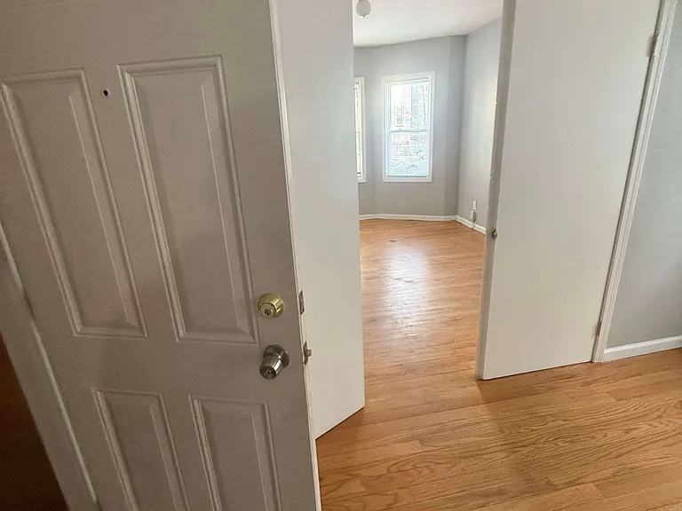 209 S 10th St — Photo 10