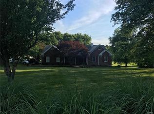 1 Jamestown Farm Dr, Florissant, MO 63034