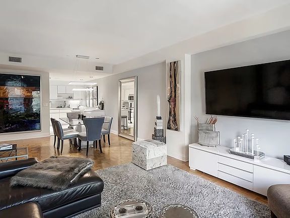 4th image of 1311 S Beverly Glen Blvd #201