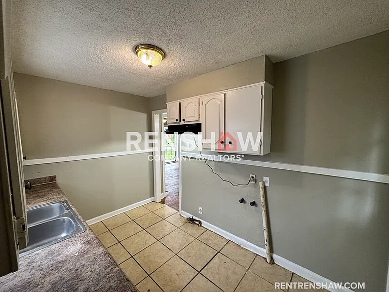 978 Dillworth St — Photo 7