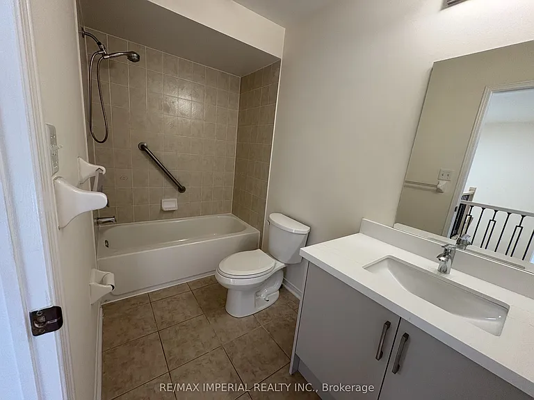 70 Maffey Cres — Photo 11