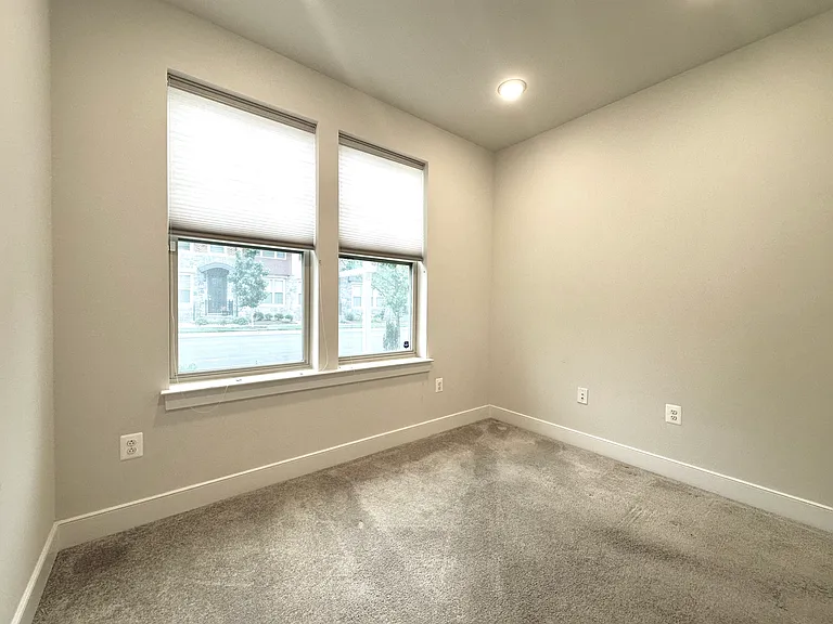 1009 Rockwell Ave — Photo 7