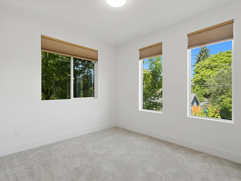 5221 N Maryland Ave — Photo 13