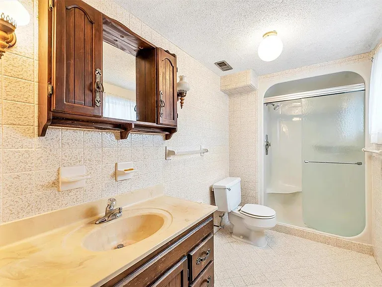 209 Lindy Blvd — Photo 12