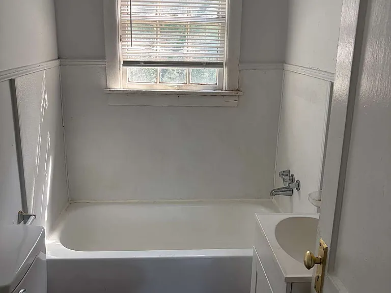 230 W Wood St — Photo 10