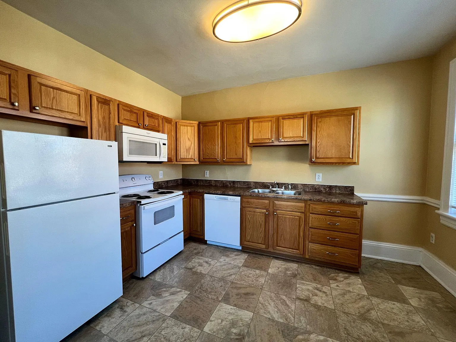 3 bed, 1.0 bath, 900 sqft, $1,160 — Photo 4