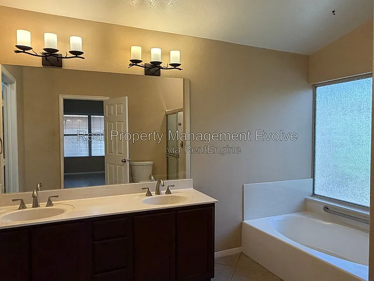 7568 W Kerry Ln — Photo 15