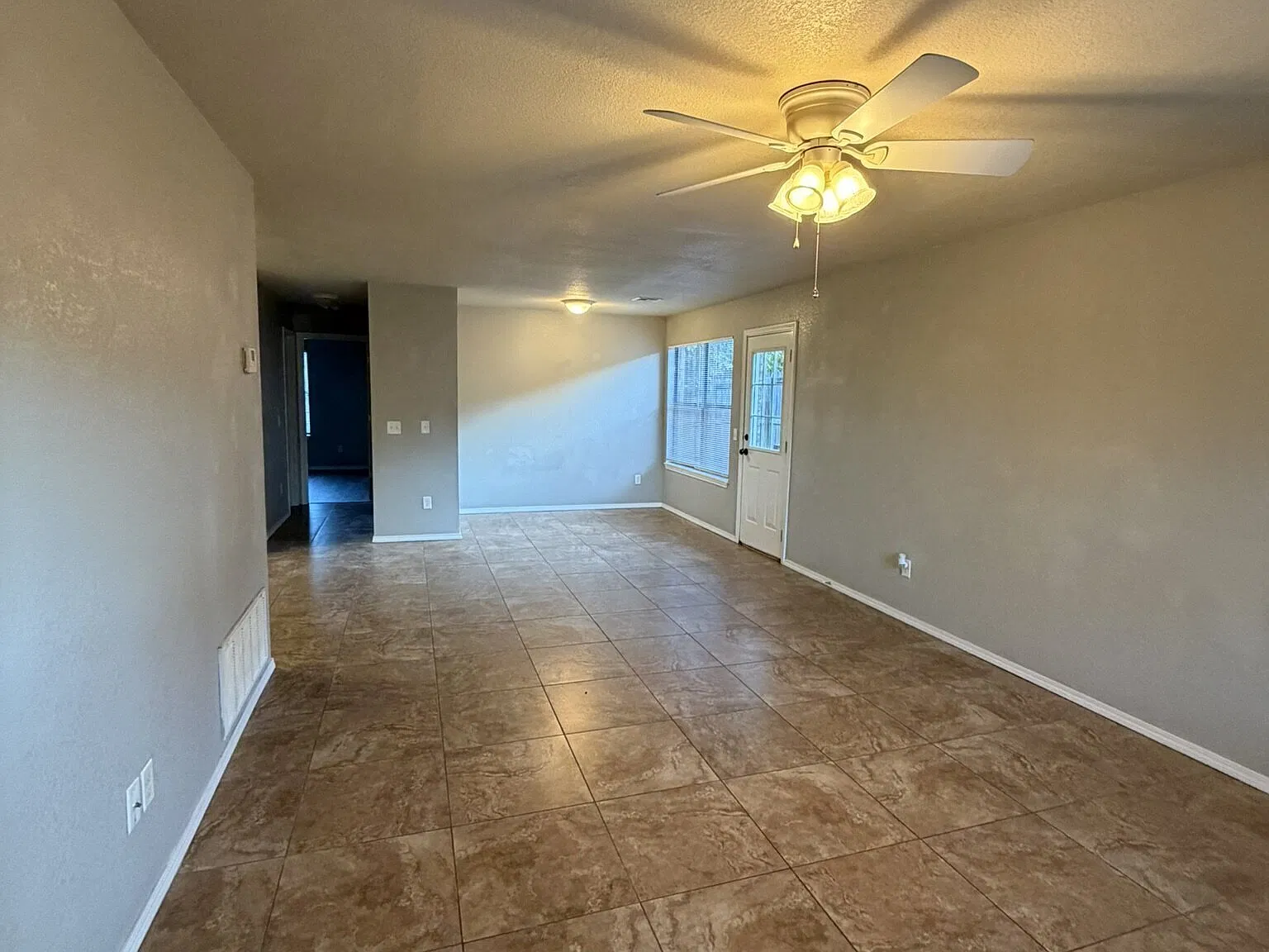 Close to the University of Arkansas 2 Bedrooms 2 Bathrooms — Photo 4