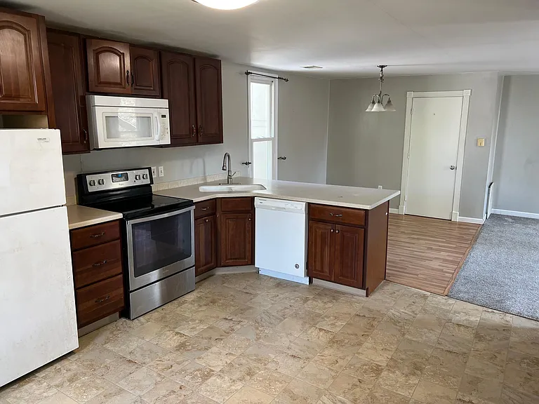 1361 Portland Ave NE #2 — Photo 5