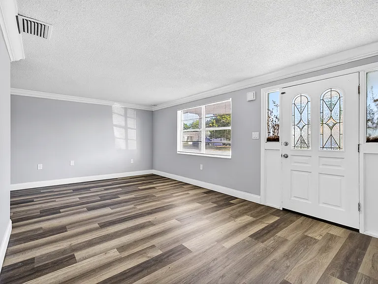 7340 Ivanhoe Dr — Photo 2