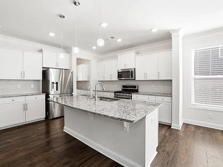 4 bed, 3330 sqft, $2,000 — Photo 3