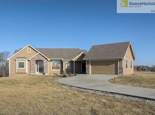 25162 Duncan Dr, Tonganoxie, KS 66086
