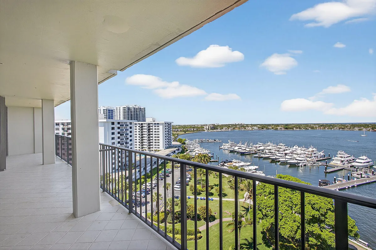 Building Photo - 134 Lakeshore Dr #T14