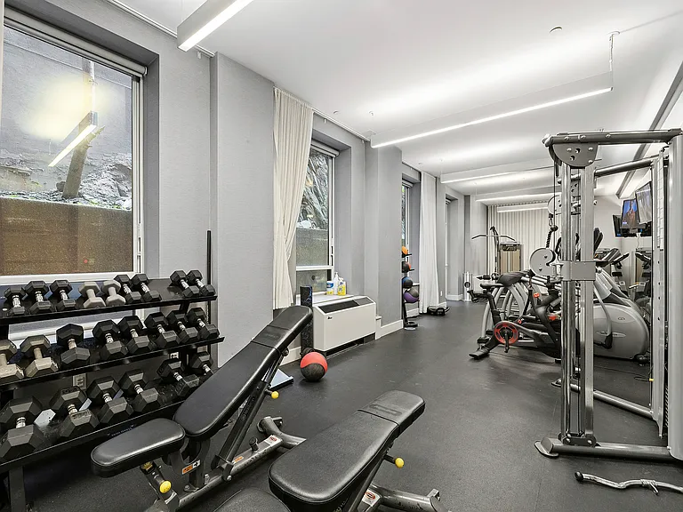 432 W 52nd St #D7 — Photo 10