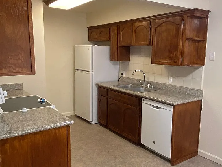 657 W Parlier Ave #126 — Photo 4