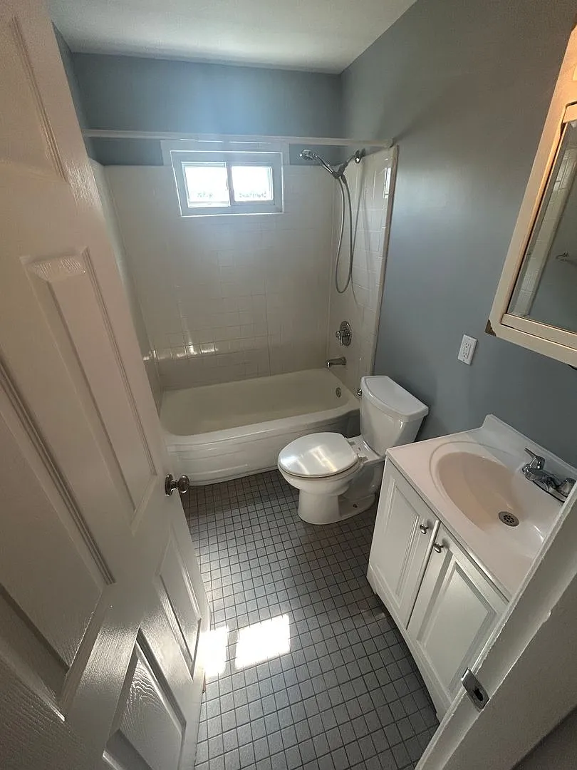Charming 2 BR / 1 BA Home with Hardwood Floors, Eat-In Kitchen & Huge Yard! — Photo 4