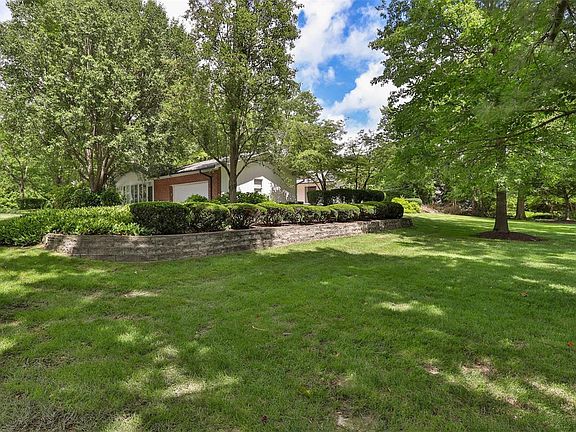 5th image of 4 Huntleigh Manor Ln