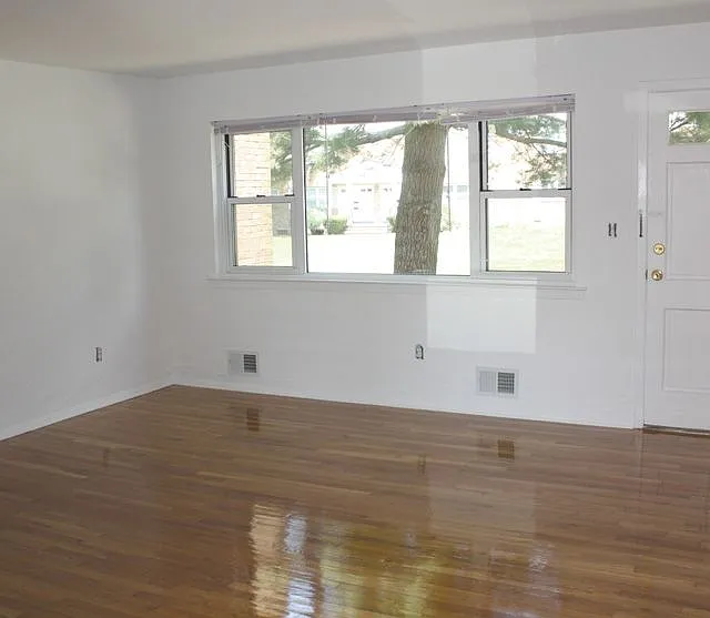 Carlton Club Apartments — Photo 3
