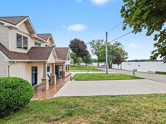 3rd image of 703 Lake Dr